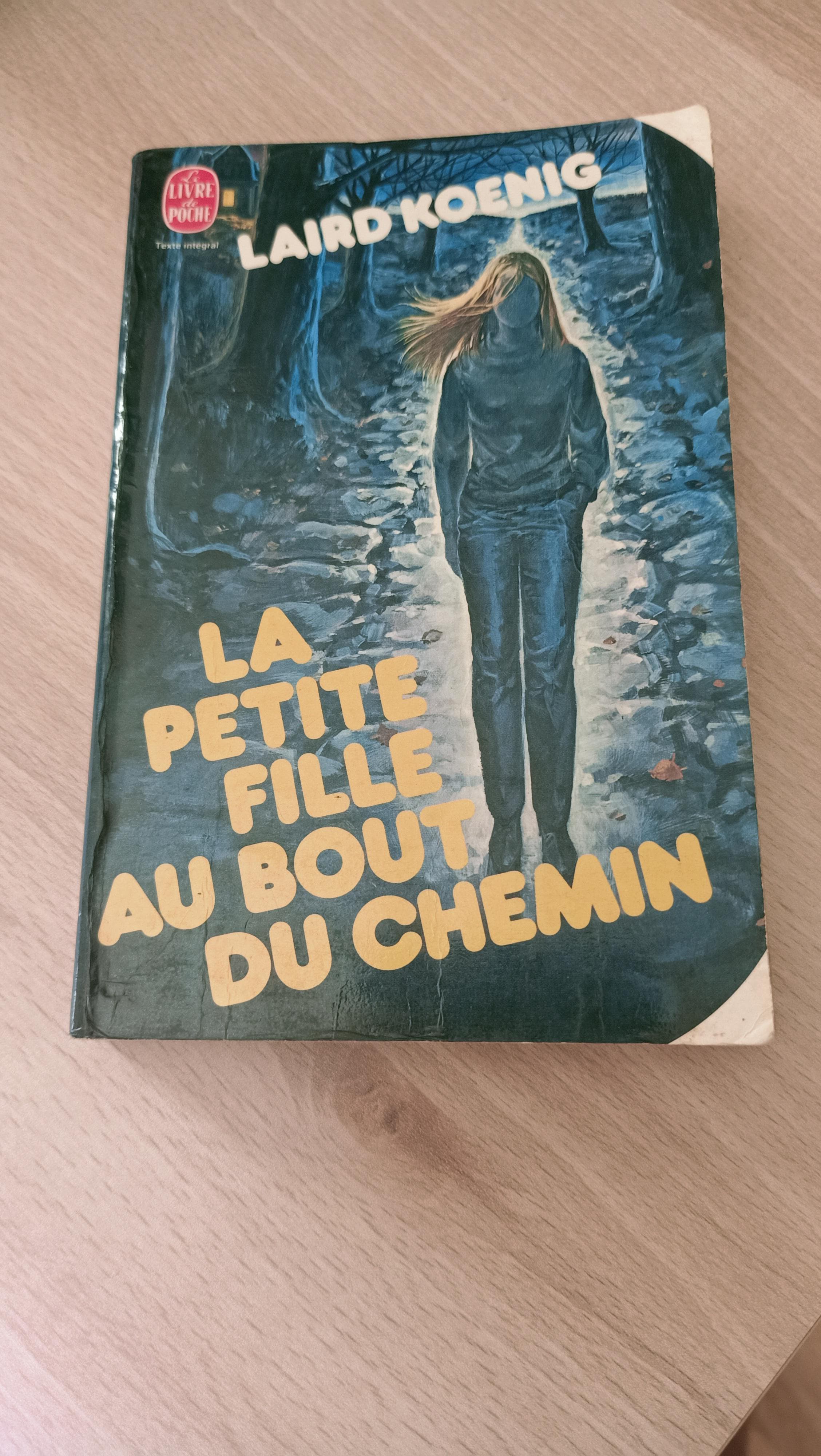 La petite fille au bout du chemin